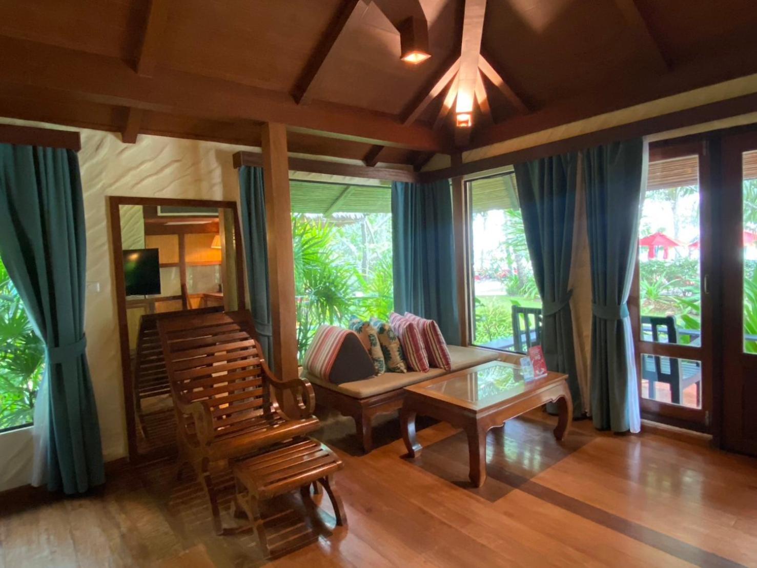 Deluxe Ocean Facing View Cabana